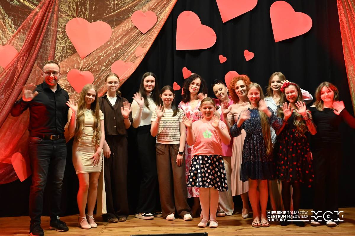 Na zdjęciu wykonawcy koncertu pt. Symfonicznie Za Pilicą pozdrawiają ze sceny publiczność. Zdjęcie grupowe na scenie po odbytym koncercie
