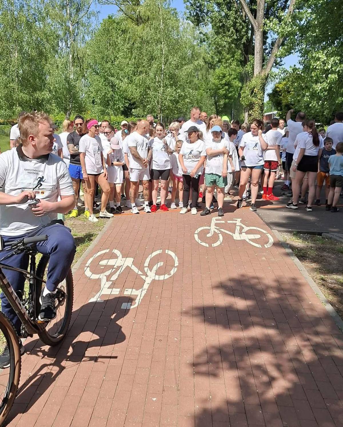 Na zdjęciu start uczestników Biegu Trzeźwości. Biegacze w białym koszulkach z logo Biegu