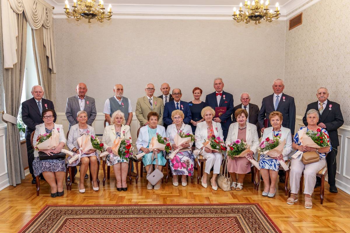 Na zdjęciu Jubilaci Złotych, Platynowych i Diamentowych Godów w Urzędzie Stanu Cywilnego. Panowie stoją, panie siedzą na krzesłach. Na zdjęciu również prezydent miasta i przewodnicząca Rady Miejskiej