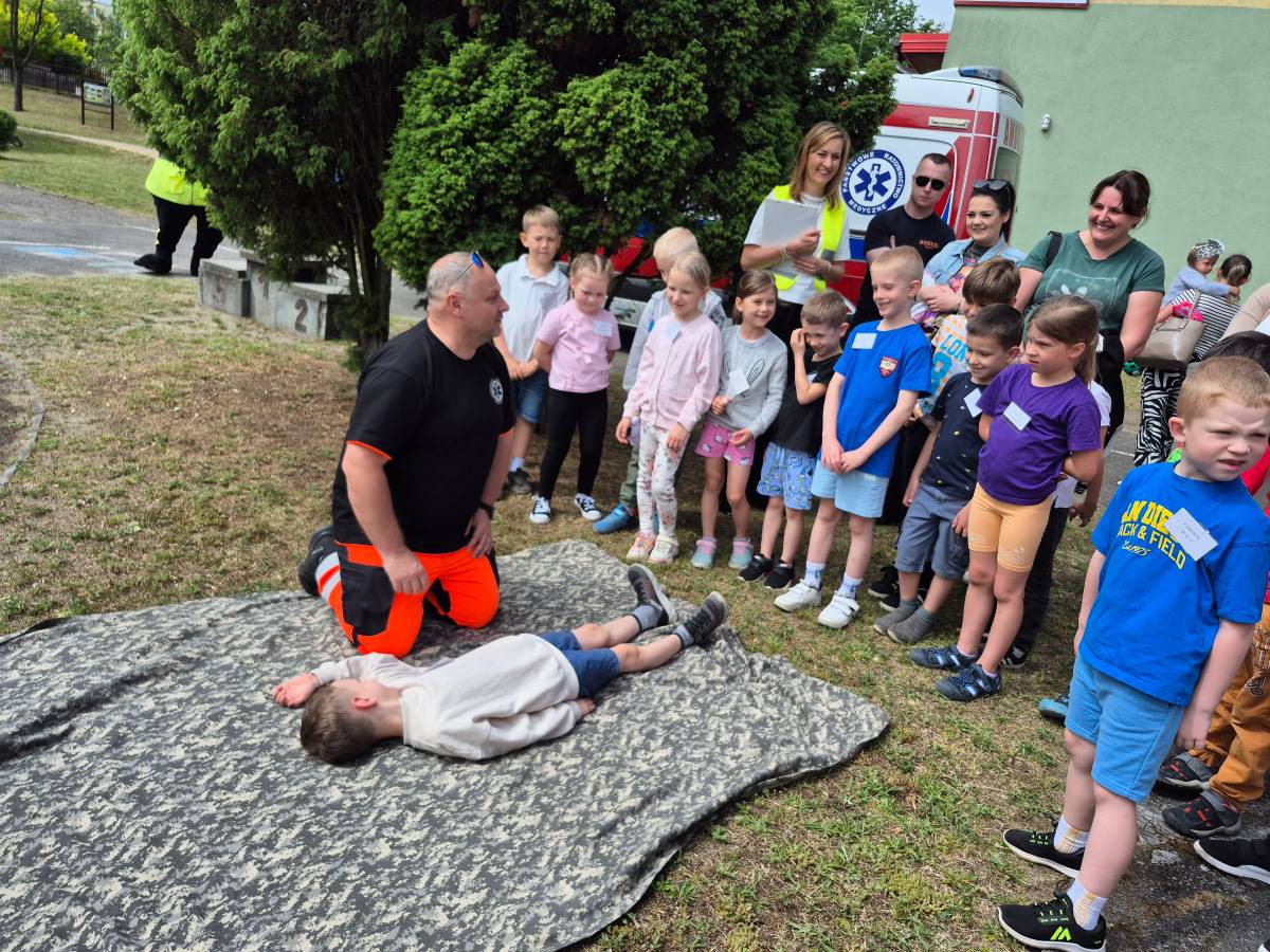 Na zdjęciu pokaz wykonywany przez ratownika medycznego dla przedszkolaków biorących udział w Konkursie Bezpieczny przedszkolak. Pokaz na fantomie