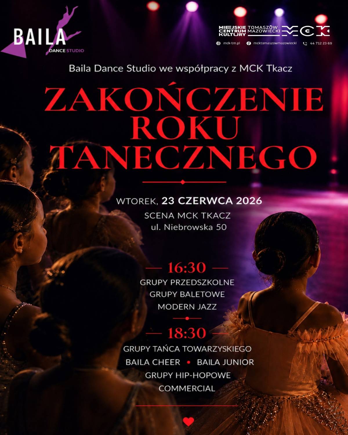 Na zdjęciu dziewczynki w kostiumach tanecznych szykują się na wyjście na parkiet