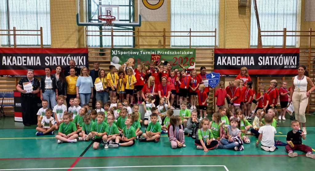 Uczestnicy Turnieju Brzdąc Cup 2026 pozują do wspólnego zdjęcia na sali gimnastycznej