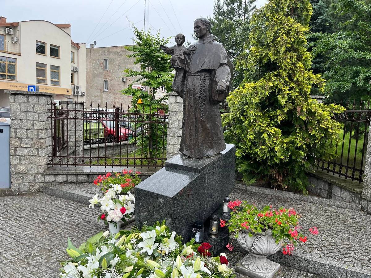 Na zdjęciu pomnik św. Antoniego, patrona miasta i powiatu, przed pomnikiem wiązanki kwiatów złożone z okazji obchodów dni Antoniańskich