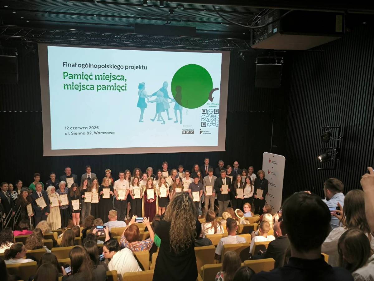 Na zdjęciu finał ogólnopolskiego projektu Pamięć miejsca, miejsca pamięci. Na scenie finaliści konkursu w warszawskiej siedzibie Instytutu Pileckiego