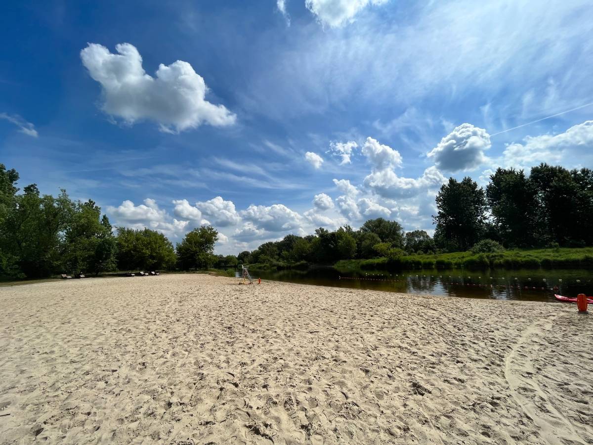 Na zdjęciu kąpielisko miejskie na Przystani nad Pilica, widać plażę i rzekę
