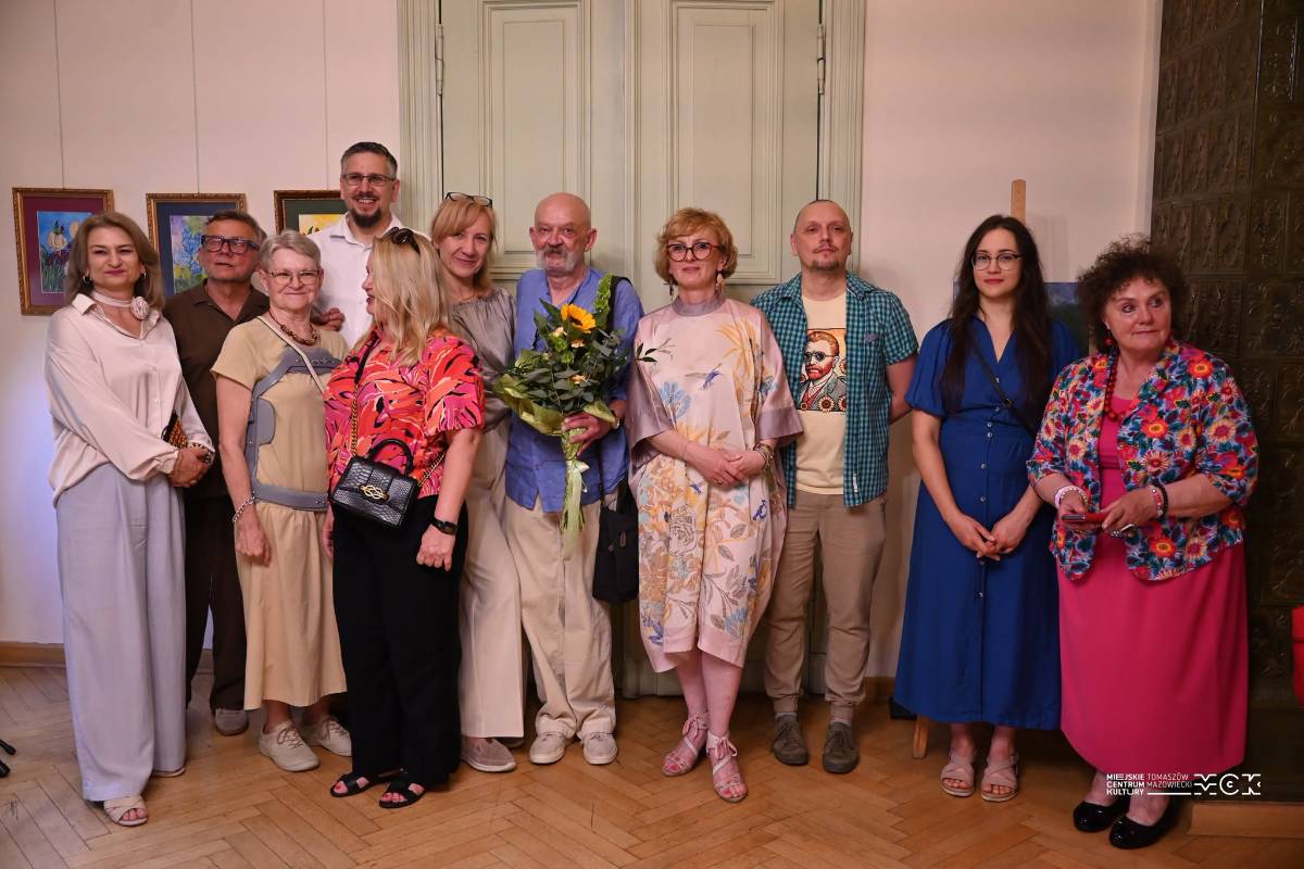 Na zdjęciu uczestnicy wernisażu z grupy Bohema w Miejskim Centrum Kultury. Pozują do zdjęcia w sali wystawienniczej
