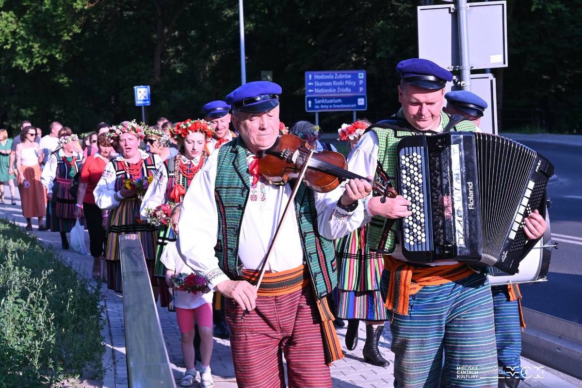 Na zdjęciu pochód uczestników puszczających wianki nad Pilicą. Na czele pochodu kapela ludowa Ciebłowanie, skrzypek i akordeonista