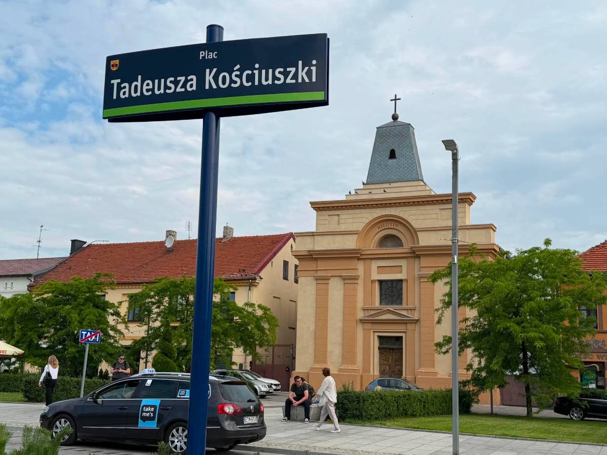 Na zdjęciu tablica nowego Systemu Informacji Miejskiej ustawiona na Placu Kościuszki. W tle kościół ewangelicki