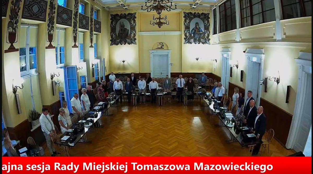 Na zdjęciu Rada Miejska w sali obrad podczas kolejnej sesji. W pierwszym rzędzie prezydent miasta i jego zastępcy, na dalszym planie radni i dyrektorzy Urzędu Miasta