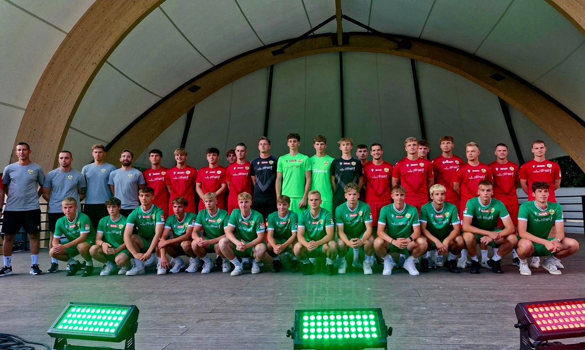 Na zdjęciu piłkarze drużyny RKS Lechia na sezon ligowy 2026/2027 prezentują się w koszulkach klubowych zielonych i czerwonych na scenie amfiteatru muszla w Parku Solidarność