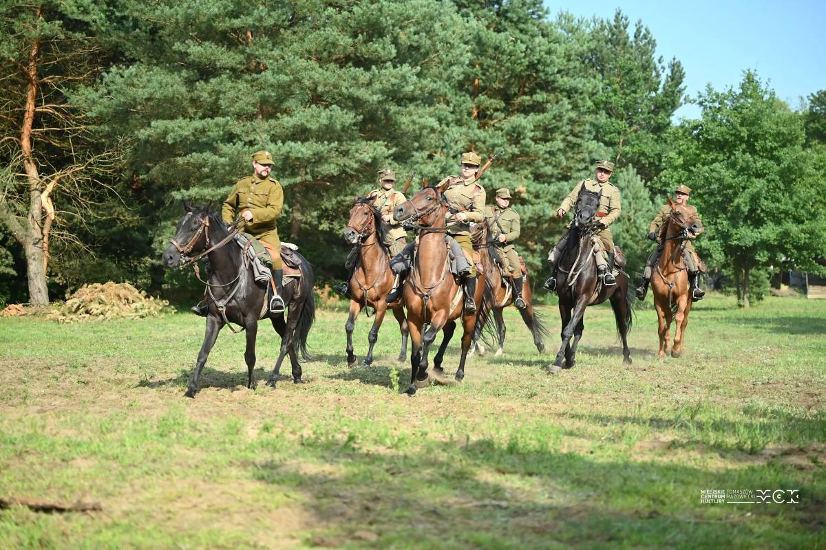 Na zdjęciu grupa rekonstrukcyjna - ułani na koniach demonstruje formowanie szyku w galopie