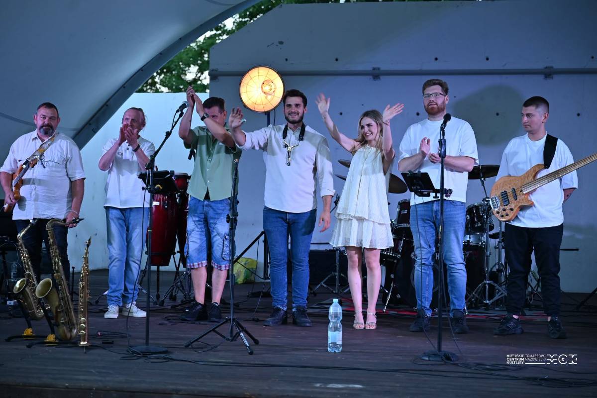Na scenie zespół Nocny Teatr dziękuje publiczności za udział w koncercie. Muzycy stoją na scenie amfiteatru w Parku Solidarność