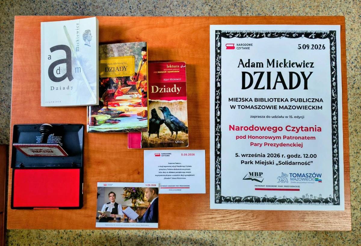 Na zdjęciu plakat zapraszający na Narodowe Czytanie Dziadów do Parku Miejskiego Solidarność. Obok plakatu wydania Dziadów Adama Mickiewicza, okolicznościowy stempel oraz zdjęcie Pary Prezydenckiej czytającej Dziady