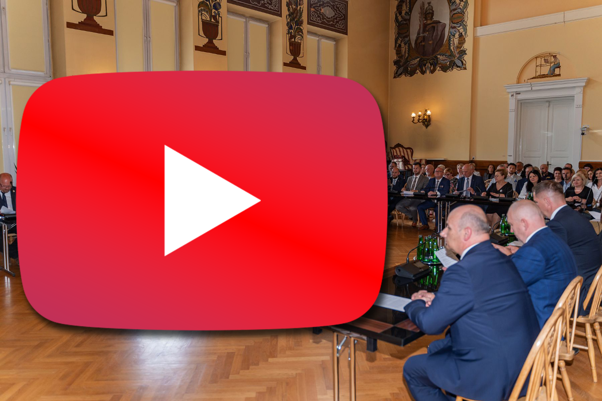 Na zdjęciu prezydent miasta i radni miejscy podczas obrad sesji Rady Miejskiej Tomaszowa Mazowieckiego na Sali Obrad Urzędu Miasta. Widać prezydenta i radnych siedzących przy stole obrad