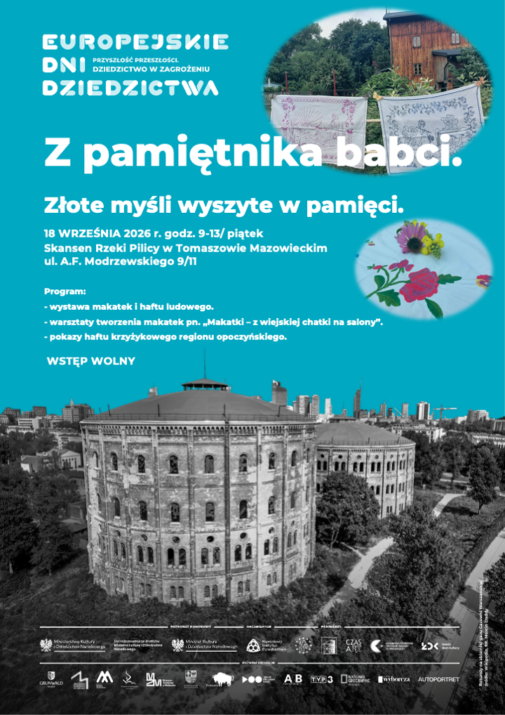 Plakat promujący m.in. wystawę makatek i haftu w Skansenie Rzeki Pilicy. Na niebieskim tle zdjęcie budynku z czerwonej cegły, przed którym wisi na sznurze pranie: haftowane hustylub serwety. Niżej czarno-białe zdjęcie półokrągłoego budynku i logotypy.