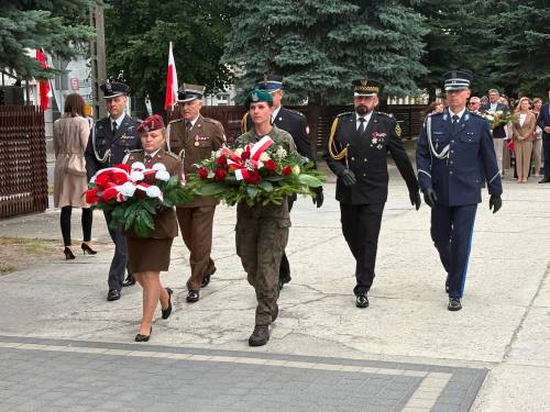 Delegacja służb mundurowych, wojska, policji, straży pożarnej i straży miejskiej składa wiązankę biało-czerwonych kwiatów pod Pomnikiem Nieznanego Żołnierza