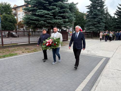 Delegacja starostwa powiatowego składa biało-czerwona wiązankę pod Pomnikiem Nieznanego Żołnierza