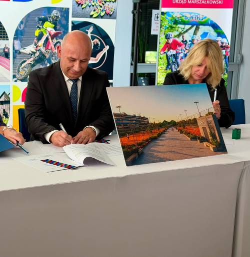 Prezydent składa podpis na umowie, umowę kontrasygnuje pani skarbnik