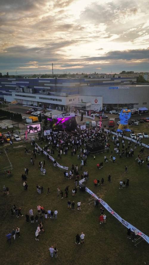 Widok z lotu ptaka na scenę Nocnej Jazdy 2026 na Tomaszowskich Błoniach. Widac scenę, Arenę Lodową i telebim przy scenie oraz gromadząca się publiczność