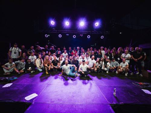 Organizatorzy i wykonawcy Nocnej Jazdy 2026 pozują do wspólnego zdjęcia na scenie na Tomaszo0wskich Błoniach