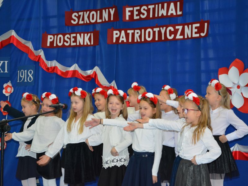 Na zdjęciu uczniowie ze SP nr 3 podczas szkolnego festiwalu pieśni patriotycznej