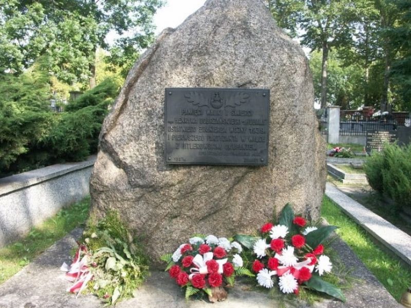 Na zdjęciu obelisk pamięci mjr Henryka Dobrzańskiego na Cmentarzu Wojennym w Tomaszowie Mazowieckim