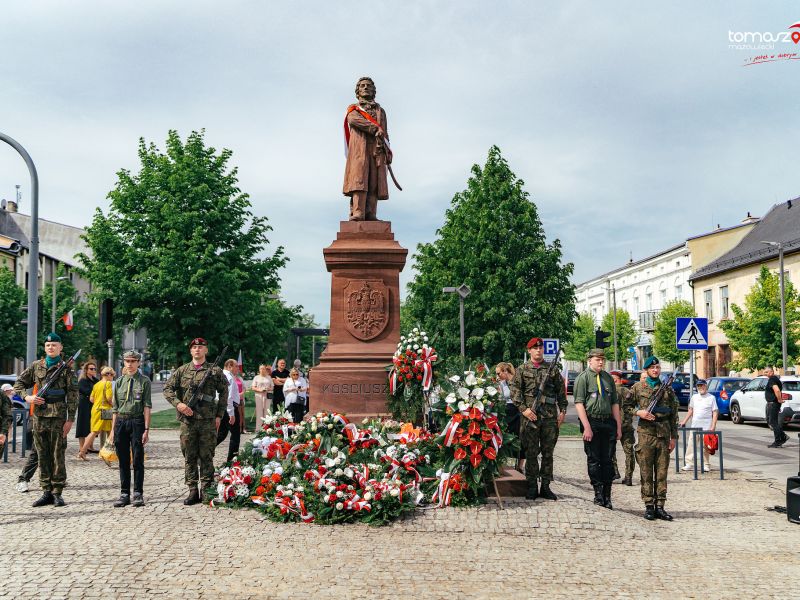 Na zdjęciu pomnik Tadeusza Kościuszki udekorowany wieńcami kwiatów. Obok pomnika warta honorowa żołnierzy 25 BKP