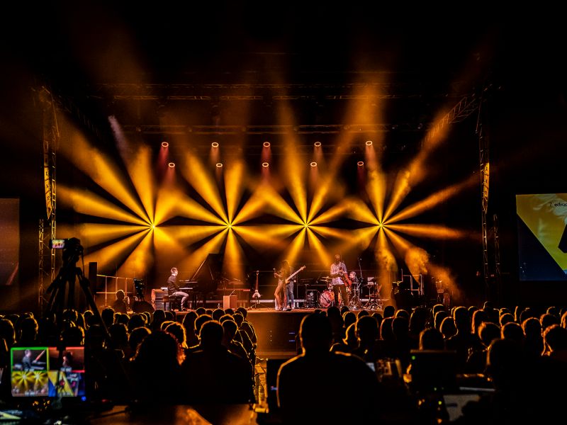Na zdjęciu publiczność na LPJF. Oświetlenie koncertowe sceny