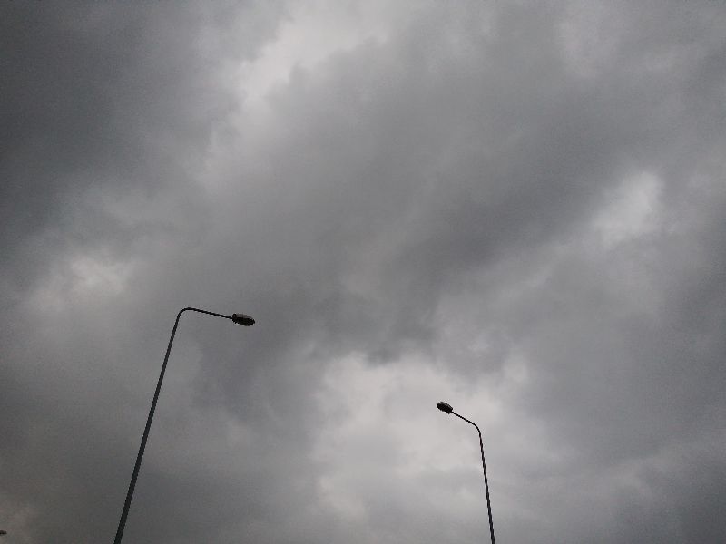 Na zdjęciu zachmurzone niebo przed burzą z deszczem