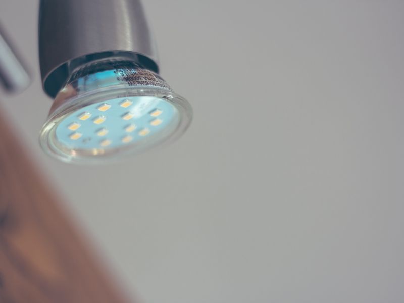 Na zdjęciu żarówka typu LED w oprawce
