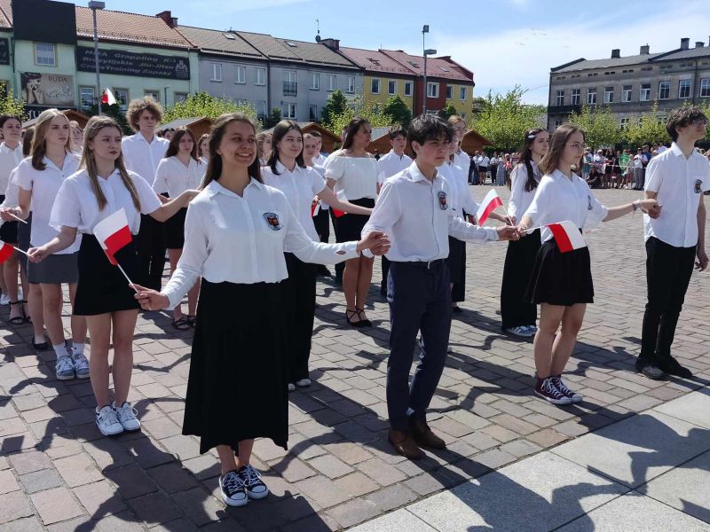 Na zdjęciu uczniowie tomaszowskich szkół rozpoczynają taniec poloneza z okazji Dnia Flagi