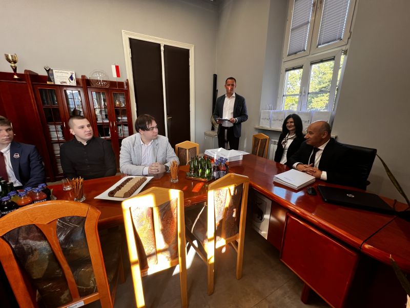 Na zdjęciu sppotkanie Młodzieżowej Rady Miasta z prezdentem w gabinecie prezydenckim. Wszyscy siedzą przy stole konferencyjnym