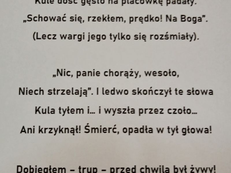 Na zdjęciu kartka z tekstem wiersza Henryka Steinmana-Kamińskiego pt. 