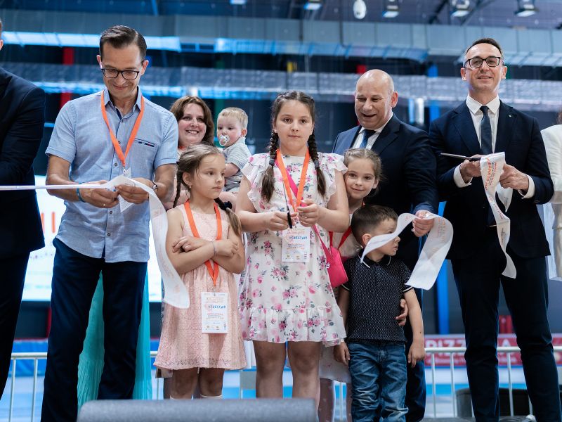 Na zdjęciu moment otwarcia Ogólnopolskiego Zjazdy Dużych Rodzin w Tomaszowie