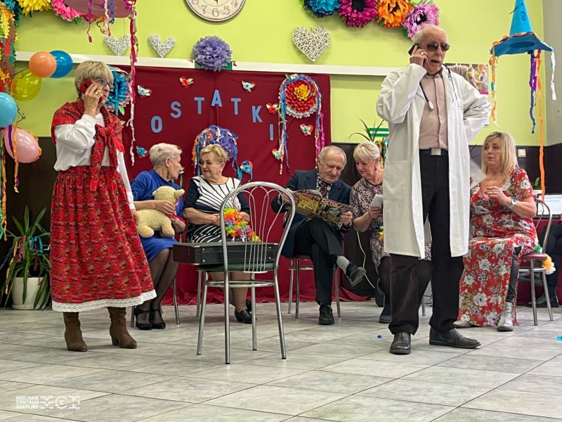 Na zdjęciu występ grupy kabaretowej z MCK w DPD nr 2. Scenka kabaretowa z lekarzem i pacjentką, role grają seniorzy