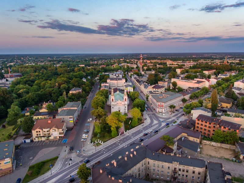 Na zdjęciu panorama Tomaszowa Mazowieckiego z drona. widać fragment ulic św. Antoniego i POW