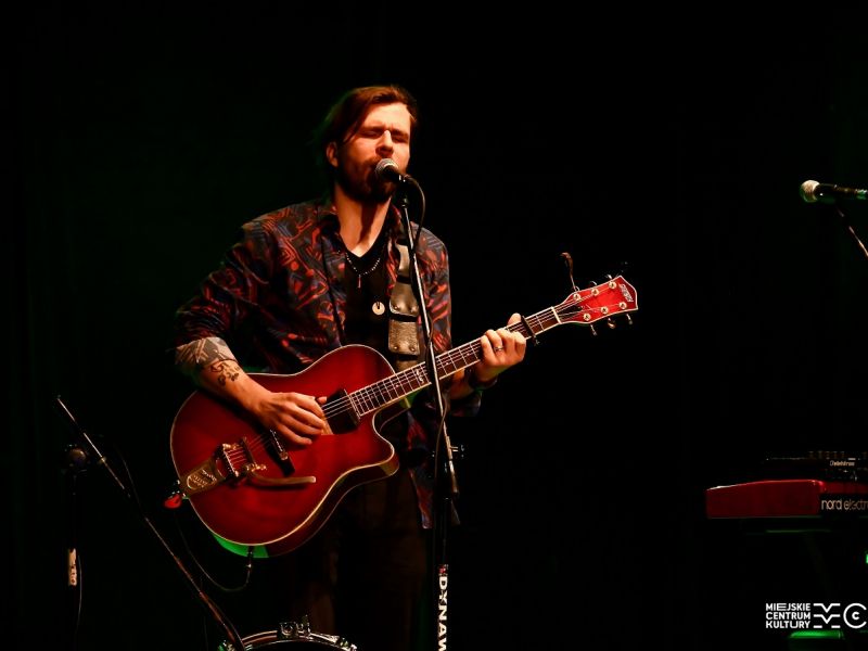 Na zdjęciu Limboski, artysta-muzyk z gitarą gra na scenie