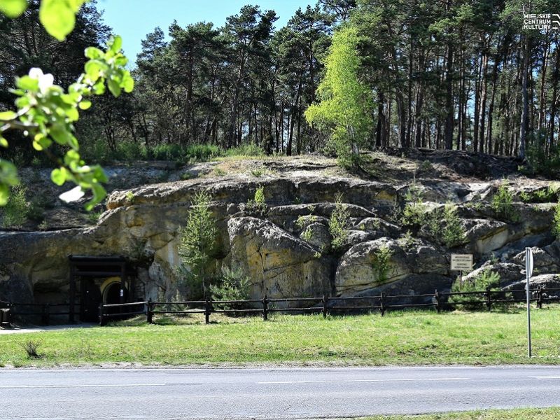 Na zdjęciu wejście do Podziemnej Trasy Turystycznej Groty Nagórzyckie