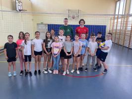 Siatkarze Lechii odwiedzili uczniów tomaszowskich szkół