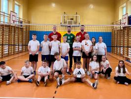 Siatkarze Lechii odwiedzili uczniów tomaszowskich szkół