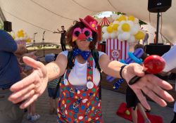 Na zdjęciu klaun podczas Dnia Dziecka na przystani nad Pilicą