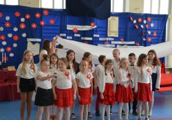 Na zdjęciu uczniowie Szkoły Podstawowej nr 3 podczas apelu z okazji Święta Konstytucji 3 Maja