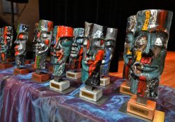 Na zdjęciu teatralne maski - statuetki nagród w przeglądzie teatralnym Tomaszowskie Teatralia