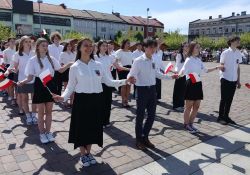 Na zdjęciu uczniowie tomaszowskich szkół rozpoczynają taniec poloneza z okazji Dnia Flagi