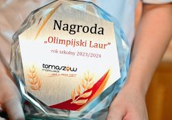 Na zdjęciu statuetka Olimpijski Laur wręczana uzdolnionym uczniom