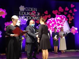 Nauczyciele nagrodzeni i odznaczeni z okazji Dnia Edukacji Narodowej