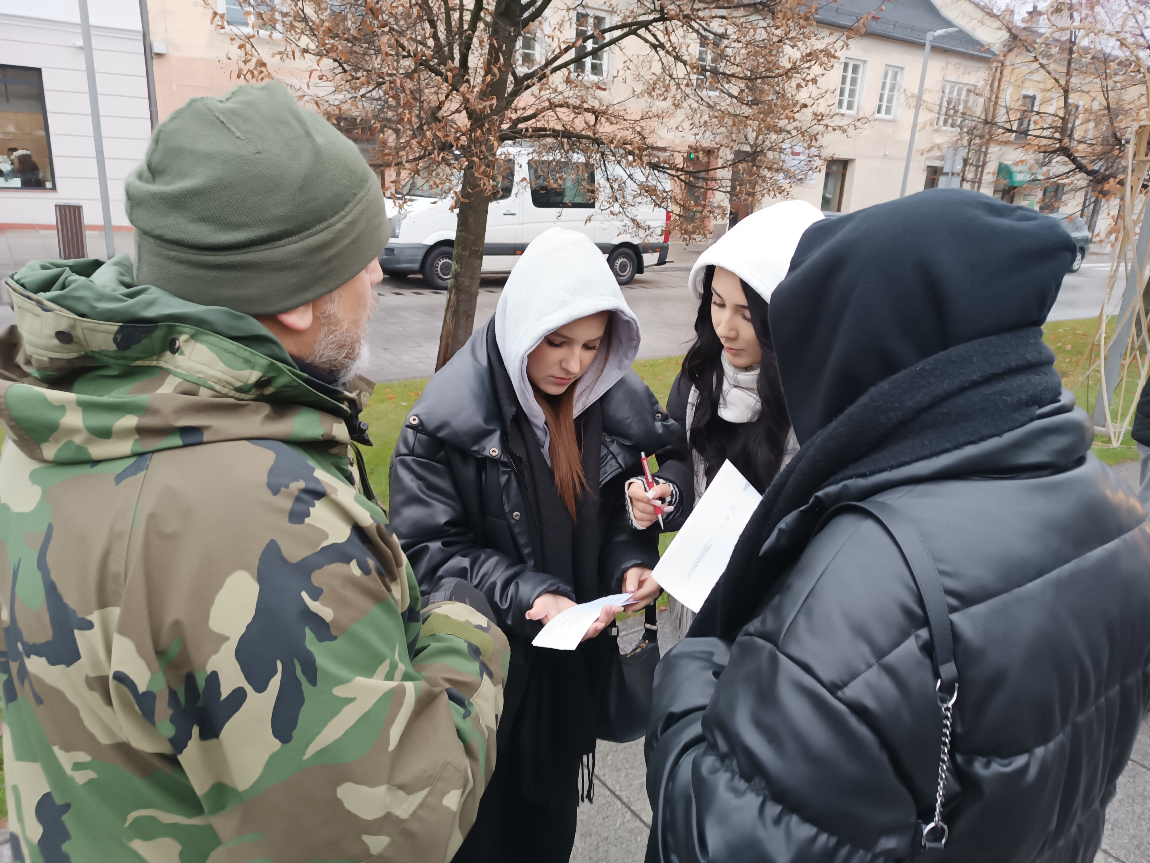 Na zdjęciu uczestnicy gry miejskiej - start z pl. Kościuszki